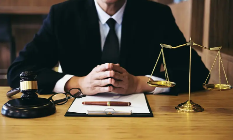 تفاوت وکیل پایه یک دادگستری و وکیل قوه قضاییه از نظر پروانه وکالت و جایگاه قانونی