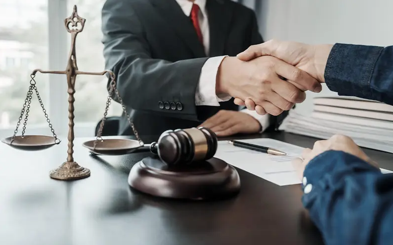 انتخاب بهترین وکیل بر اساس تخصص، تجربه و سابقه موفقیت در پرونده های حقوقی